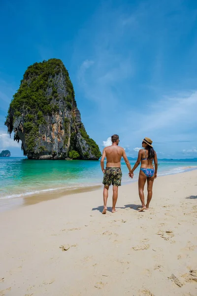 Railay Beach Krabi Tailândia Praia Tropical Railay Krabi Par Homens — Fotografia de Stock