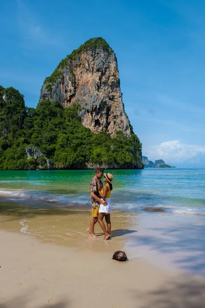 Railay Beach Krabi Thailand Тропический Пляж Railay Krabi Пара Мужчин — стоковое фото