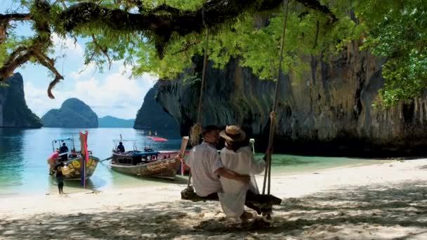 Koh Lao Lading Koh Hong Krabi Thailandロングテールボートの美しいビーチ ヨーロッパの男性のカップル そしてビーチのアジアの女性 — ストック動画
