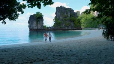 Koh Hong Adası Krabi Tayland, Koh Hong plajında bir çift kadın ve erkek, Asyalı kadın ve Avrupalı erkeklerin olduğu tropik beyaz bir plaj Krabi Tayland 'da.