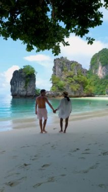 Koh Hong Adası Krabi Tayland, Koh Hong plajında bir çift kadın ve erkek, Asyalı kadın ve Avrupalı erkeklerin olduğu tropik beyaz bir plaj Krabi Tayland 'da.