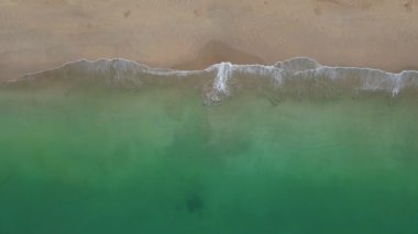 Ko Lanta Krabi Tayland, Koh Lanta Tayland 'da tropikal beyaz plaj, tropikal ada, dalgalarda insansız hava aracı ve şemsiyeli plaj sandalyesi.. 