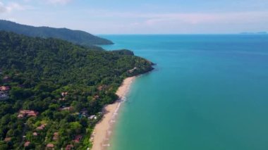 Ko Lanta Krabi Tayland, Koh Lanta Tayland 'da tropikal beyaz plaj, tropikal ada, kumsalın insansız hava aracı manzarası. Yüksek kalite 4k görüntü