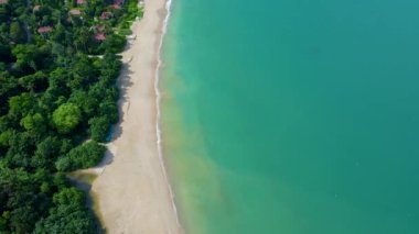 Ko Lanta Krabi Tayland, Koh Lanta Tayland 'da tropikal beyaz plaj, tropikal ada, kumsalın insansız hava aracı manzarası. Yüksek kalite 4k görüntü