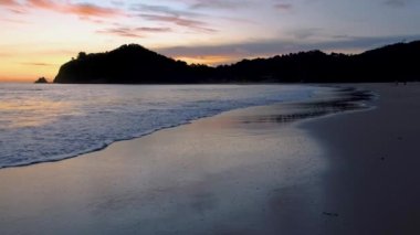 Ko Lanta Krabi Tayland, Koh Lanta Tayland 'da tropik beyaz plaj, tropik ada, sahilde gün batımı. Yüksek kalite 4k görüntü
