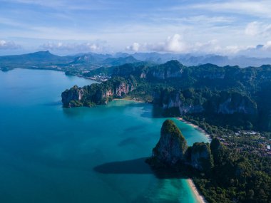 Railay Beach Krabi Tayland, Railay Krabi 'nin tropikal plajı, Tayland' da devasa kireçtaşı kayaları olan huzurlu Railay Railay Sahili manzarası. 