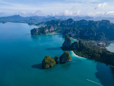 Railay Beach Krabi Tayland, Railay Krabi 'nin tropikal plajı, Tayland' da devasa kireçtaşı kayaları olan huzurlu Railay Railay Sahili manzarası. 