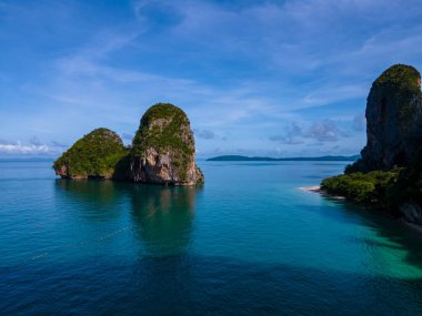 Railay Beach Krabi Tayland, Railay Krabi 'nin tropikal plajı, Tayland' da devasa kireçtaşı kayaları olan huzurlu Railay Railay Sahili manzarası. 