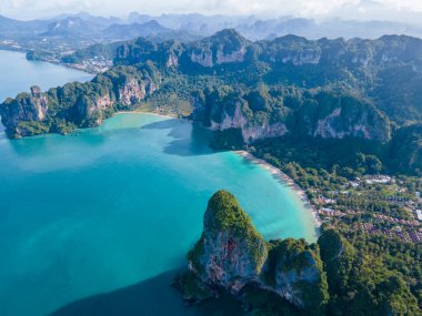 Railay Beach Krabi Tayland, Railay Krabi 'nin tropikal plajı, Tayland' da devasa kireçtaşı kayaları olan huzurlu Railay Railay Sahili manzarası. 