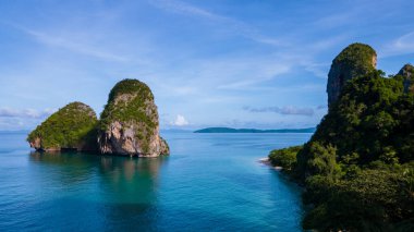Railay Beach Krabi Tayland, Railay Krabi 'nin tropikal plajı, Tayland' da devasa kireçtaşı kayaları olan huzurlu Railay Railay Sahili manzarası. 