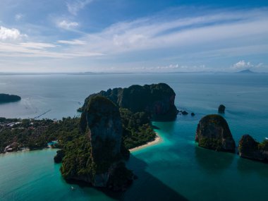Railay Beach Krabi Tayland, Railay Krabi 'nin tropikal plajı, Tayland' da devasa kireçtaşı kayaları olan huzurlu Railay Railay Sahili manzarası. 
