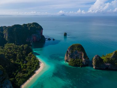 Railay Beach Krabi Tayland, Railay Krabi 'nin tropikal plajı, Tayland' da devasa kireçtaşı kayaları olan huzurlu Railay Railay Sahili manzarası. 