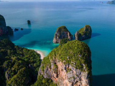 Railay Beach Krabi Tayland, Railay Krabi 'nin tropikal plajı, Tayland' da devasa kireçtaşı kayaları olan huzurlu Railay Railay Sahili manzarası. 