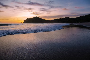 Koh Lanta Krabi Tayland 'da sahilde Kantiang Körfezi' nde günbatımı. Koh Lanta sahilinde güzel bir gün batımı.