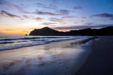 Koh Lanta Krabi Tayland 'da sahilde Kantiang Körfezi' nde günbatımı. Koh Lanta sahilinde güzel bir gün batımı.