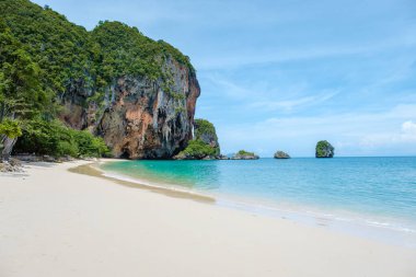 Railay Beach Krabi Tayland, Railay Krabi 'nin tropikal plajı, Tayland' da devasa kireçtaşı kayaları olan huzurlu Railay Railay Sahili manzarası. 