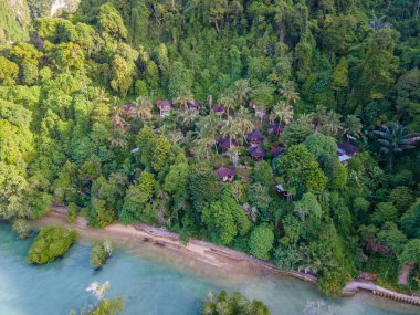 Railay plajı Krabi Tayland, ormanda sırt çantalı bambu kulübesi olan tropikal plaj. Okyanus kıyısındaki ormanda güzel bir bambu kulübesi.