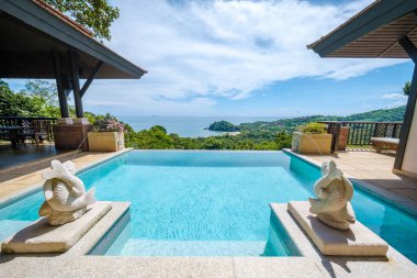 Koh Lanta Tayland Haziran 2022, Tayland 'da lüks bir otelin havuzunda lüks plaj sandalyeleri.. 