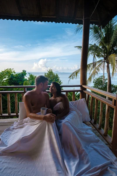 Ein Paar Männer Und Frauen Auf Dem Balkon Einer Strandhütte — Stockfoto