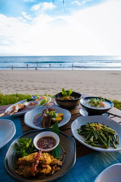 タイのビーチでテーブルの上にタイ料理 タイ料理テーブル — ストック写真