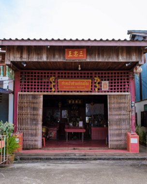 Koh Lanta Tayland, eski Koh Lanta kasabası, günbatımında. Koh Lanta 'daki eski ahşap ev.