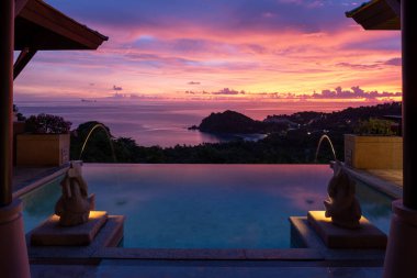 Koh Lanta Tayland Haziran 2022, Tayland 'da lüks bir otelin havuzunda lüks plaj sandalyeleri.. 