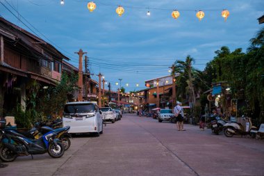 Koh Lanta Tayland, eski Koh Lanta kasabası, günbatımında. Koh Lanta 'daki eski ahşap ev.