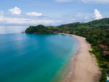 Ko Lanta Krabi Tayland, Koh Lanta Tayland 'da tropikal beyaz plaj, tropikal ada, deniz manzaralı insansız hava aracı.. 