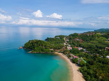 Ko Lanta Krabi Tayland, Koh Lanta Tayland 'da tropikal beyaz plaj, tropikal ada, deniz manzaralı insansız hava aracı.. 