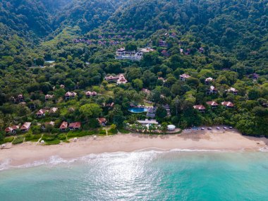 Ko Lanta Krabi Tayland, Koh Lanta Tayland 'da tropikal beyaz plaj, tropikal ada, deniz manzaralı insansız hava aracı.. 