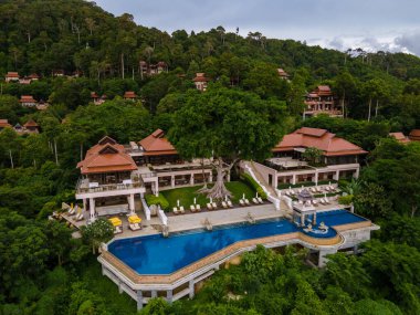 Koh Lanta Tayland Haziran 2022, Tayland 'da lüks bir otelin havuzunda lüks plaj sandalyeleri.. 