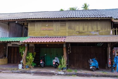 Koh Lanta Tayland, eski Koh Lanta kasabası, günbatımında. Koh Lanta 'daki eski ahşap ev.