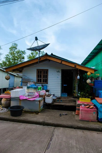 Koh Lanta Tayland, eski Koh Lanta kasabası, günbatımında. Koh Lanta 'daki eski ahşap ev.