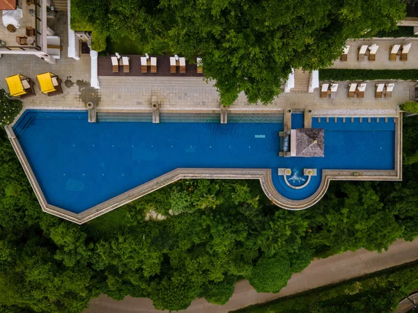 ランタ島2022年6月 タイの高級ホテルのスイミングプールによる豪華なビーチチェア — ストック写真