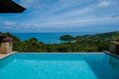  Tayland 'da lüks bir havuz villası, tropik adalarda gün batımında yüzme havuzu. 