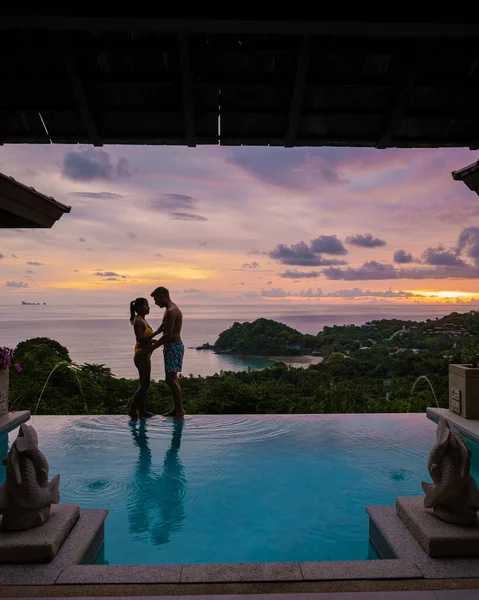 Jeune Couple Hommes Femmes Dans Une Piscine Pendant Des Vacances — Photo