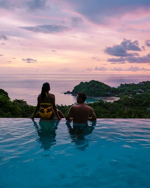 Una Pareja Joven Hombres Mujeres Una Piscina Durante Unas Vacaciones —  Fotos de Stock