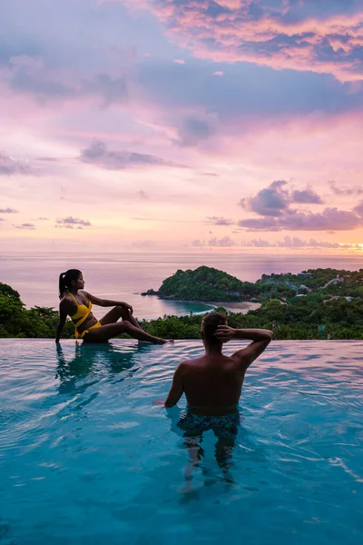 Jeune Couple Hommes Femmes Dans Une Piscine Pendant Des Vacances — Photo