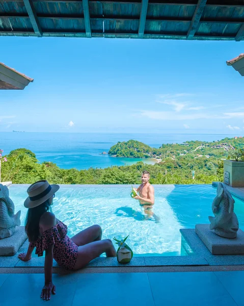 Jeune Couple Hommes Femmes Dans Une Piscine Pendant Des Vacances — Photo