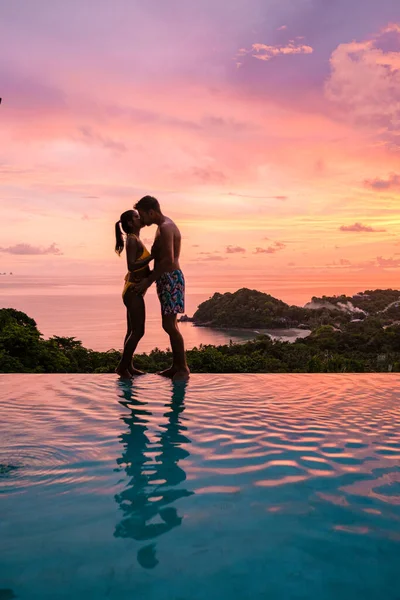 Een Jong Stel Mannen Vrouwen Bij Een Zwembad Tijdens Een — Stockfoto