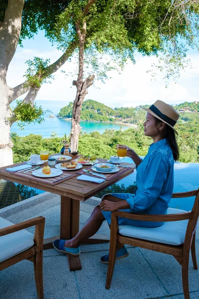 タイのプールと海を望む豪華な朝食ランタ島 外で朝の朝食を持っている女性 — ストック写真