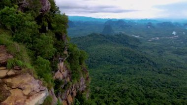 Ejderha Tepesi dağı Krabi Tayland, uçurumun üzerinde uzanan kaya, güzel bir manzara. Tayland, Krabi 'deki Khao Ngon Nak Doğa Yolu' nda Ejder Tepesi veya Khuan Sai..