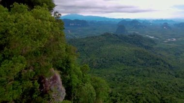 Ejderha Tepesi dağı Krabi Tayland, uçurumun üzerinde uzanan kaya, güzel bir manzara. Tayland, Krabi 'deki Khao Ngon Nak Doğa Yolu' nda Ejder Tepesi veya Khuan Sai..