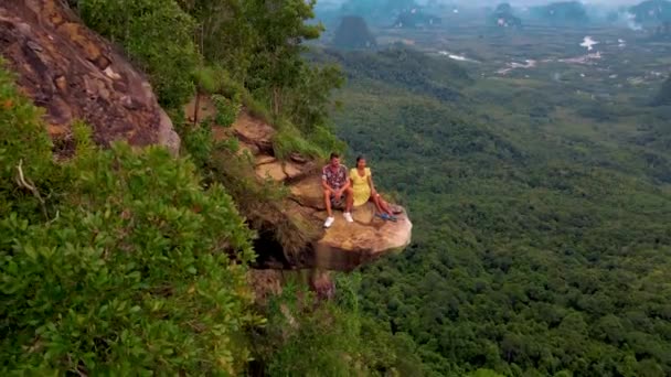 Dragon Crest Berget Krabi Thailand Ung Resenär Sitter Klippa Som — Stockvideo