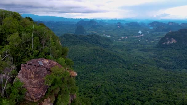 Dragon Crest Berg Krabi Thailand Ein Junger Reisender Sitzt Auf — Stockvideo