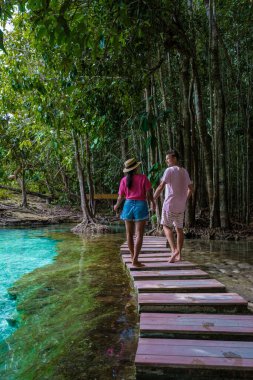 Emerald Gölü Mavi Havuzu Krabi Tayland mangrov ormanı Krabi Tayland. Genç Asyalı kadın ve Avrupalı erkekler gölde