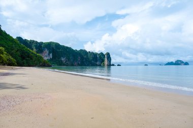 Aonang Krabi Tayland, Tayland 'da yağmur mevsiminde Aonang plajı. Yağmur mevsiminde boş plaj