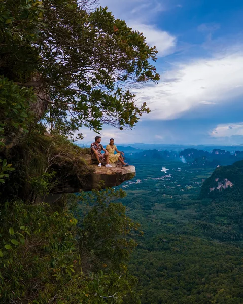 Dragon Crest Hora Krabi Thajsko Mladý Cestovatel Sedí Skále Která — Stock fotografie