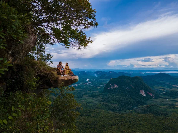 Dragon Crest Mountain Krabi Thailand Young Traveler Sits Rock Overhangs — Stock Photo, Image