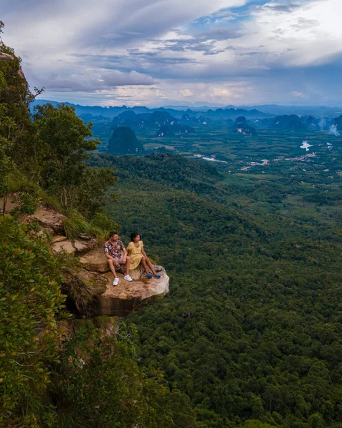 Dragon Crest Βουνό Krabi Ταϊλάνδη Ένας Νεαρός Ταξιδιώτης Κάθεται Ένα — Φωτογραφία Αρχείου